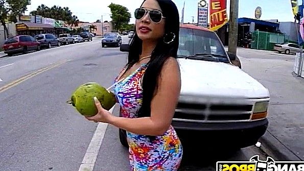 Она сосёт член и позволяет ему занимать её задницу