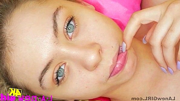 Улыбающаяся бабенка трахает парня в постели