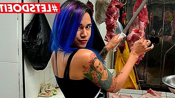 Великолепная пышногрудая чернокожая взрослая женщина испытывает трудности с засыпанием из-за чернокожего парня