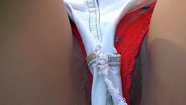 Они связывают сучку и заставляют ее трахать ее в задницу