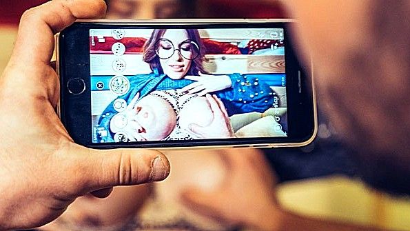 Она встала на четвереньки на ступеньках и отдалась своему парню