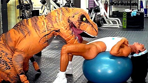 Мисс соглашается на секс на кухне в качестве альтернативы яванскому кофе