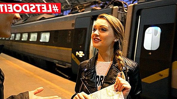 Мисс ласкает свою небритую пизду пальцем, пока не сойдёт с ума