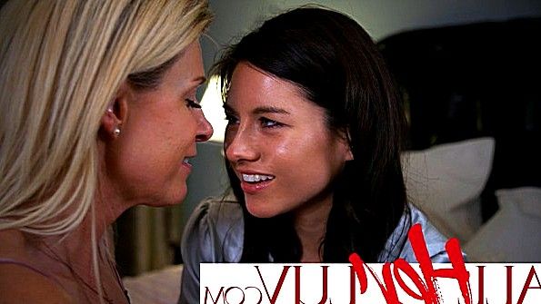 Массажист кокетничает с клиенткой и спешит заняться с ней сексом