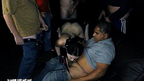 Мужчина-родитель помогает девушке в монокле достичь оргазма