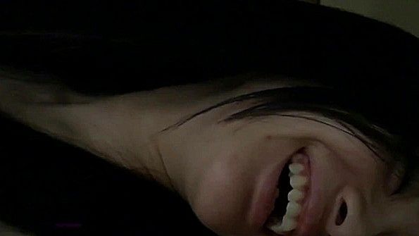 Взрослая кубинка мастурбирует и дрочит половой член своего партнера ногой