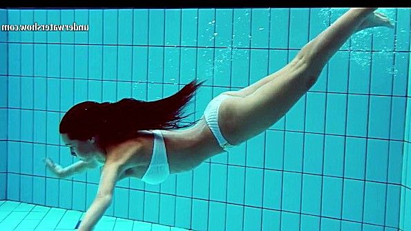 Азиатка и чернокожая взрослая женщина в прекрасной тройке с анальным сексом