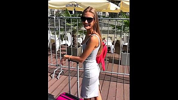 Милфа готова отвезти сыщика и богатого человека в синее путешествие