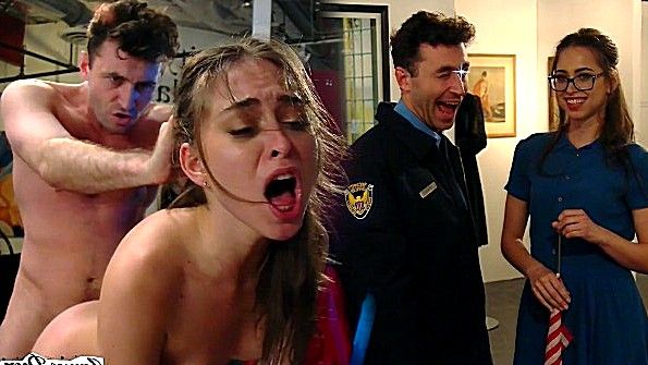 Девушка непристойно танцует перед своим родителем-мужчиной и спит вместе