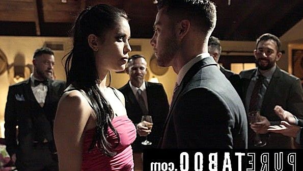 Он снимает платье с пышногрудой блондинки и приступает к ее траху