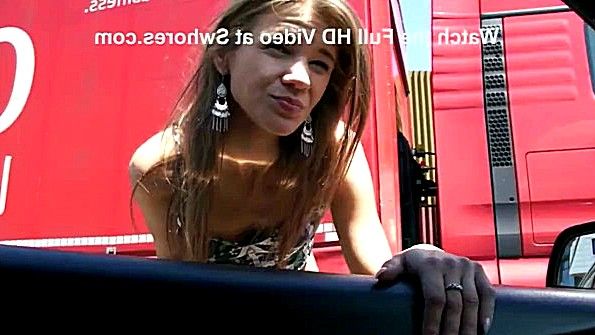 Сын активно трахает свою мать в постели и доставляет ей удовольствие