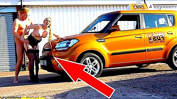 Пышногрудая блондинка возбуждает в мужчине желание