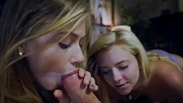 Синяя красавица не может заснуть из-за мужчины