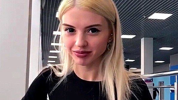 Ненасытная взрослая самка делает парню фантастический минет