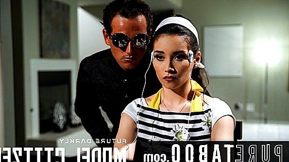 Родительница и богатая девочка занимаются сексом с Санта-Клаусом вместе