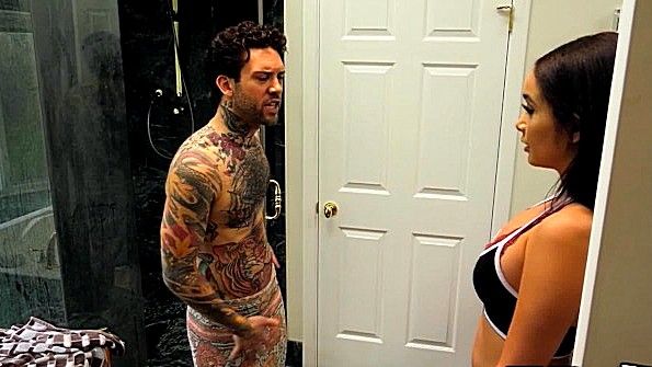 Красавица ходит голой в разрушенном здании