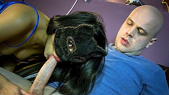 Мисс в распутных трусиках преследуется по обвинению в активном сексе с агентом