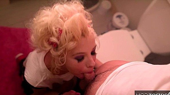 Возбужденная блондинка получает отличный анальный секс