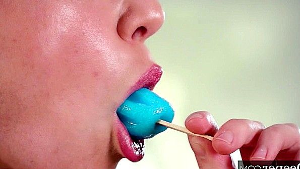 Кокетливая мисс в монокле соблазняет мужчину и склоняет его к сексу