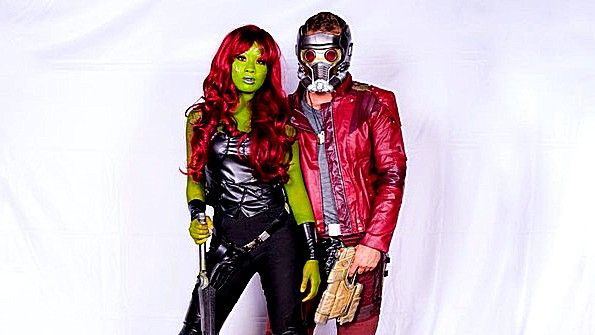 Любительница в монокле активно подвешивает свою пизду к пальцу