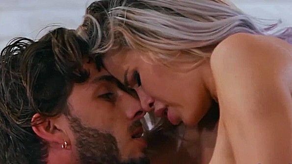 Очень Генри Свит сосет член у блондинки, заканчивающейся спермой