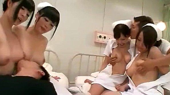 Возбужденные сучки готовы наброситься друг на друга