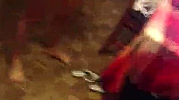 Брюнетка с большим желанием сосет член своего партнера