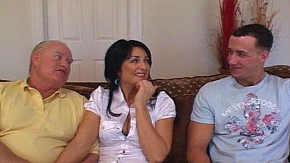 Русская красавица потеряла ключ от номера. Ей нужна помощь