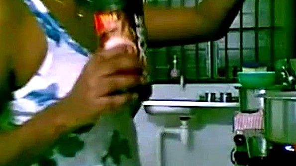 Очаровательная японская взрослая самка сосет резинку и страстно спит вместе