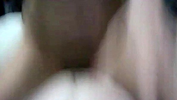 Возбужденный ребенок стонет от анального траха