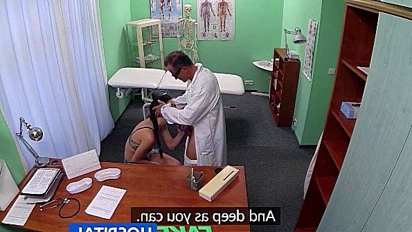 Замужняя женщина стоит на всех четырех и соглашается быть анальной шлюхой