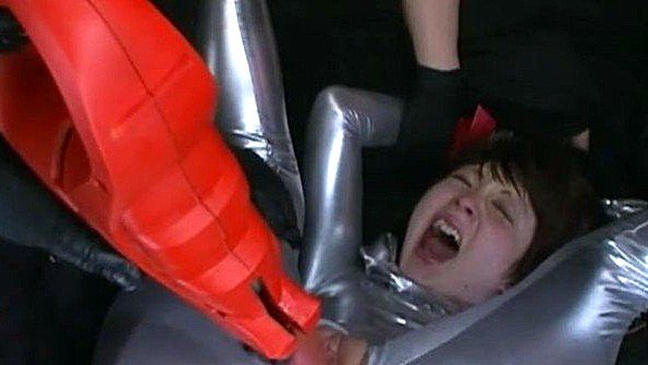 Мисс трахает себя вибратором в душе ради страстного клипа