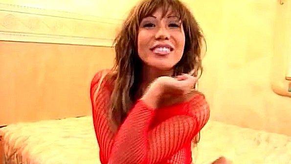 Пышногрудая неряха и богатый человек развлекаются вместе в постели