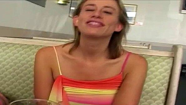 Возбужденная мама дрочит и лишает себя спермы на своей груди