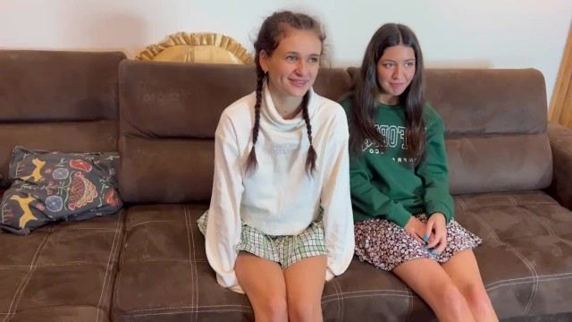 Взрослая самка в очках встала на четвереньки и получила удар