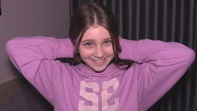 Девушка раздевается перед своим родителем-мужчиной и приступает к сексу с ним