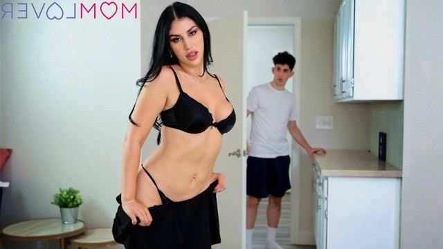 Грудастая флиртует, лишенная возможности трахаться, пока не кончит