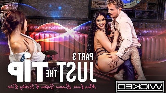 Грудастая милфа водит член с естественной радостью