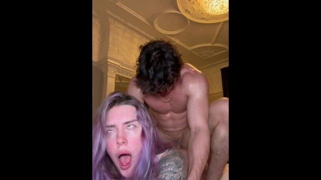 Горячая сучка трахает механиков в их гараже