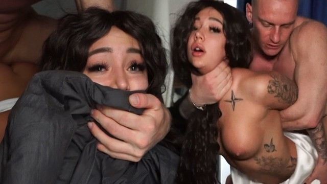 Попробуй вытащить мою толстую сестру из комнаты