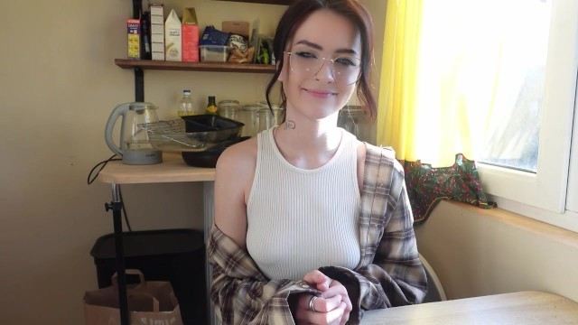 Красавица в чулках спит вместе, как собака, в ее тугой заднице