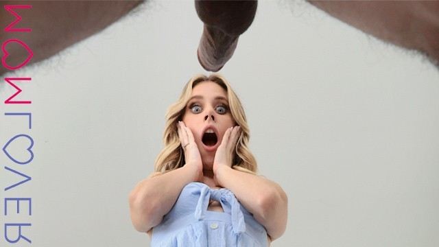 Она трясет задницей перед парнем и сосёт его член