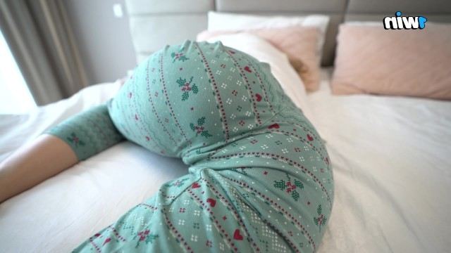 Чернокожий парень грубо трахает девушку, и им трудно спать вместе