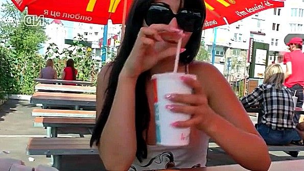 Лишение потомства суки, чтобы получить семя от члена чувака