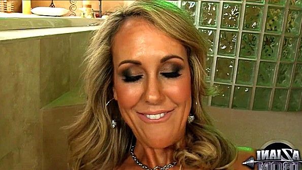 В конце концов, рабыня получает анальный секс