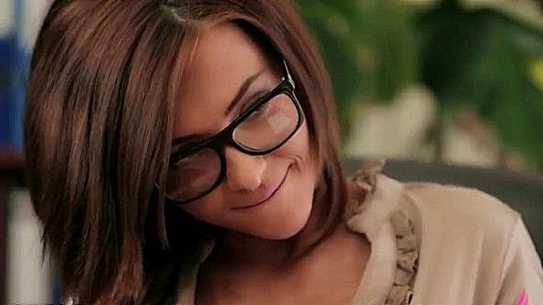 Она разделась в библиотеке и принялась мастурбировать