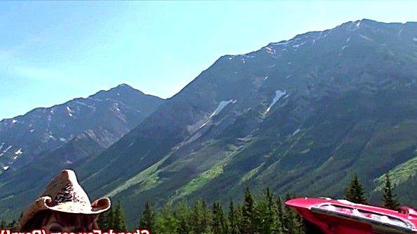 Две девушки не основываются на церемониях и ласках