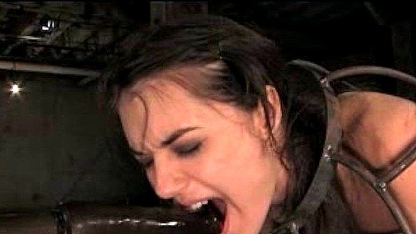 Развратная женщина в нижнем белье использует крутую игрушку