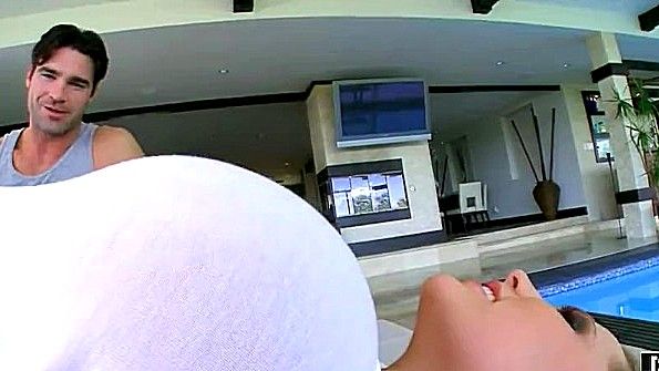 Сестра снимает трусики и смело садится пиздой на кеды брата