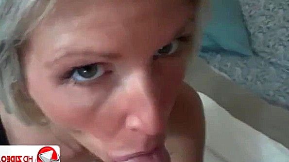 Полицейские останавливают машину и устраивают попойку на улице